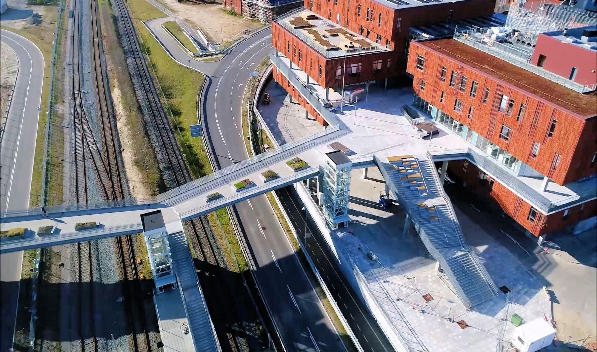 Luftfoto af Banebroen og Midtbyens Gymnasium