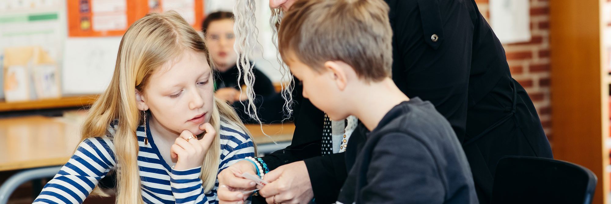 Lærer, der taler med elev
