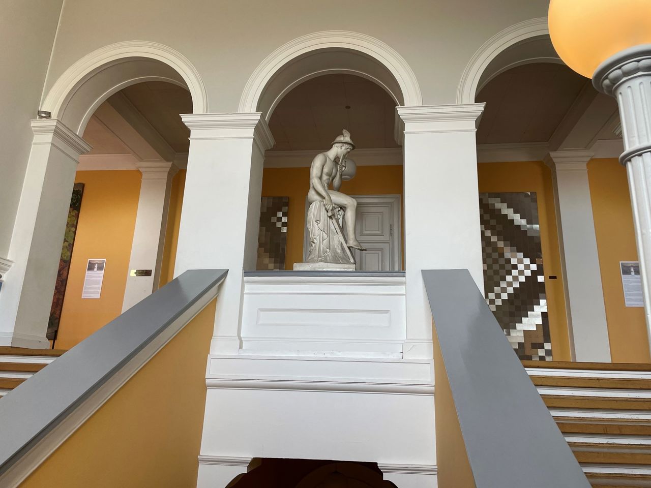 Trappe og skulptur inde på Det gamle Rådhus, Viborg