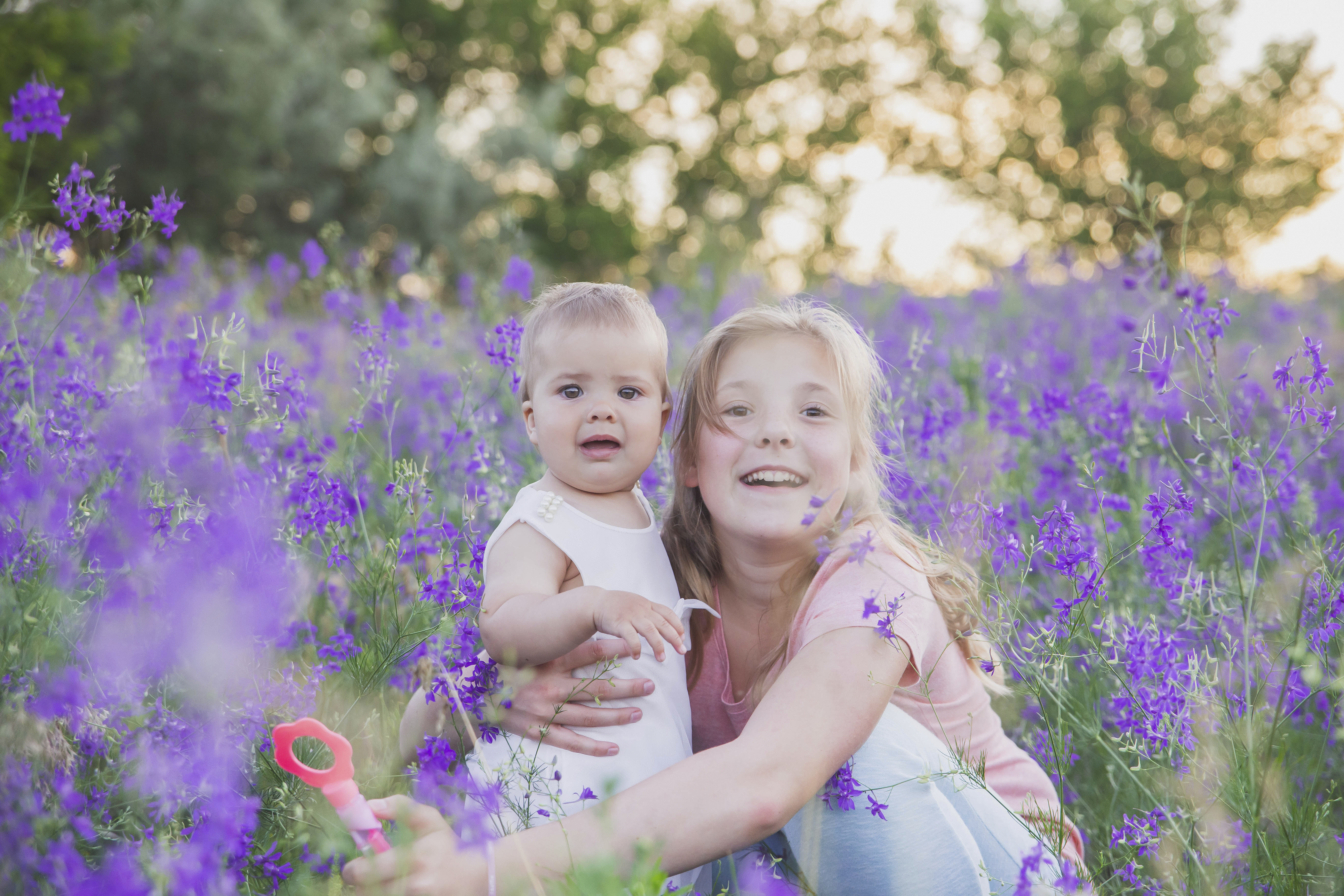 Børn på blomstereng