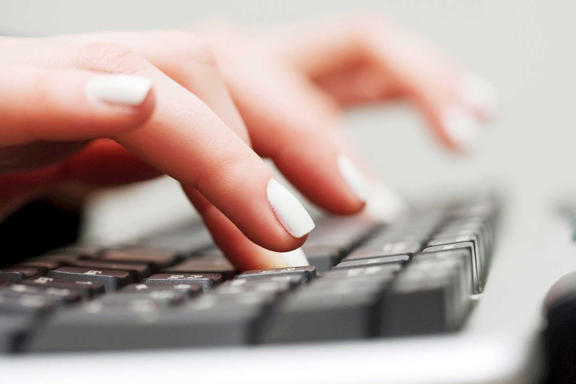 Kvindes hænder på tastatur