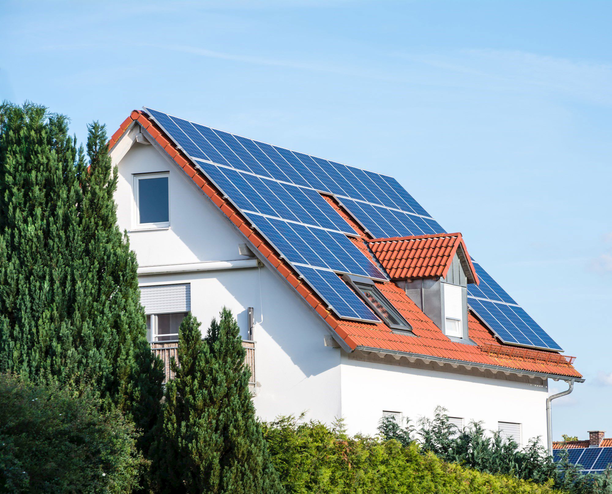 Almindeligt hus med solceller på taget
