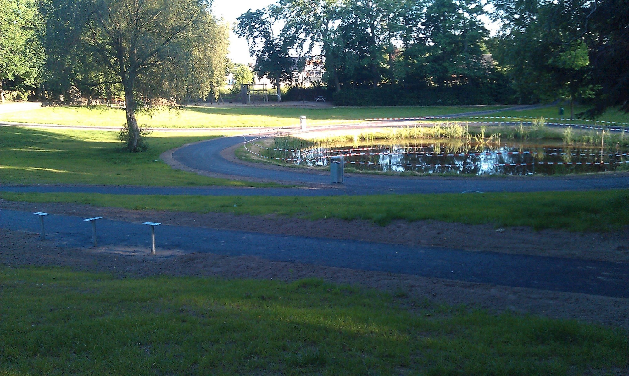 Lille sø, græs og stier