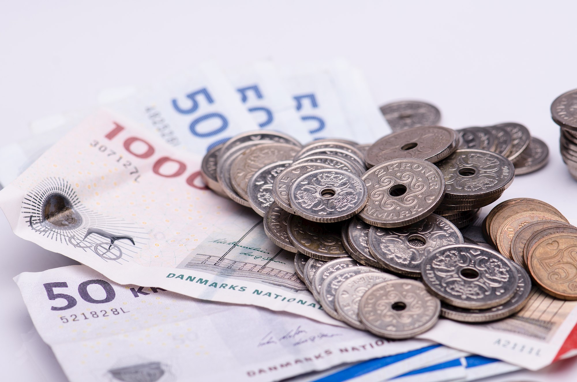 Indbetaling af skat gengivet ved en bunke mønter og pengeselder