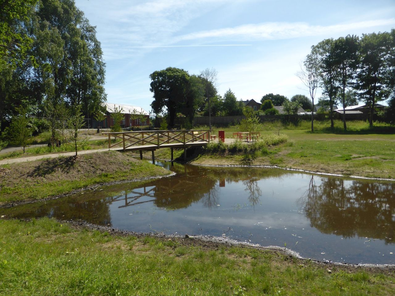 Søen med bro til opholdspladsen.