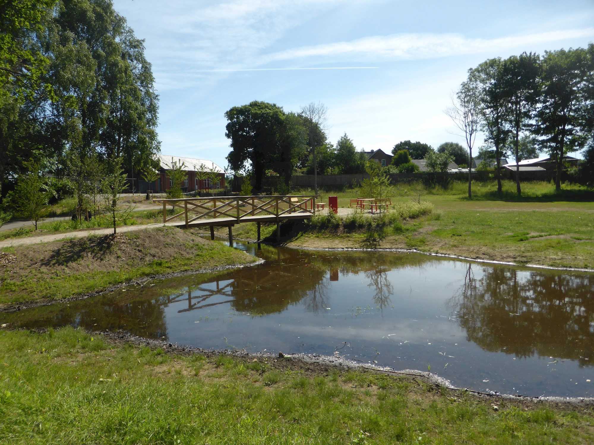 Søen med bro til opholdspladsen.