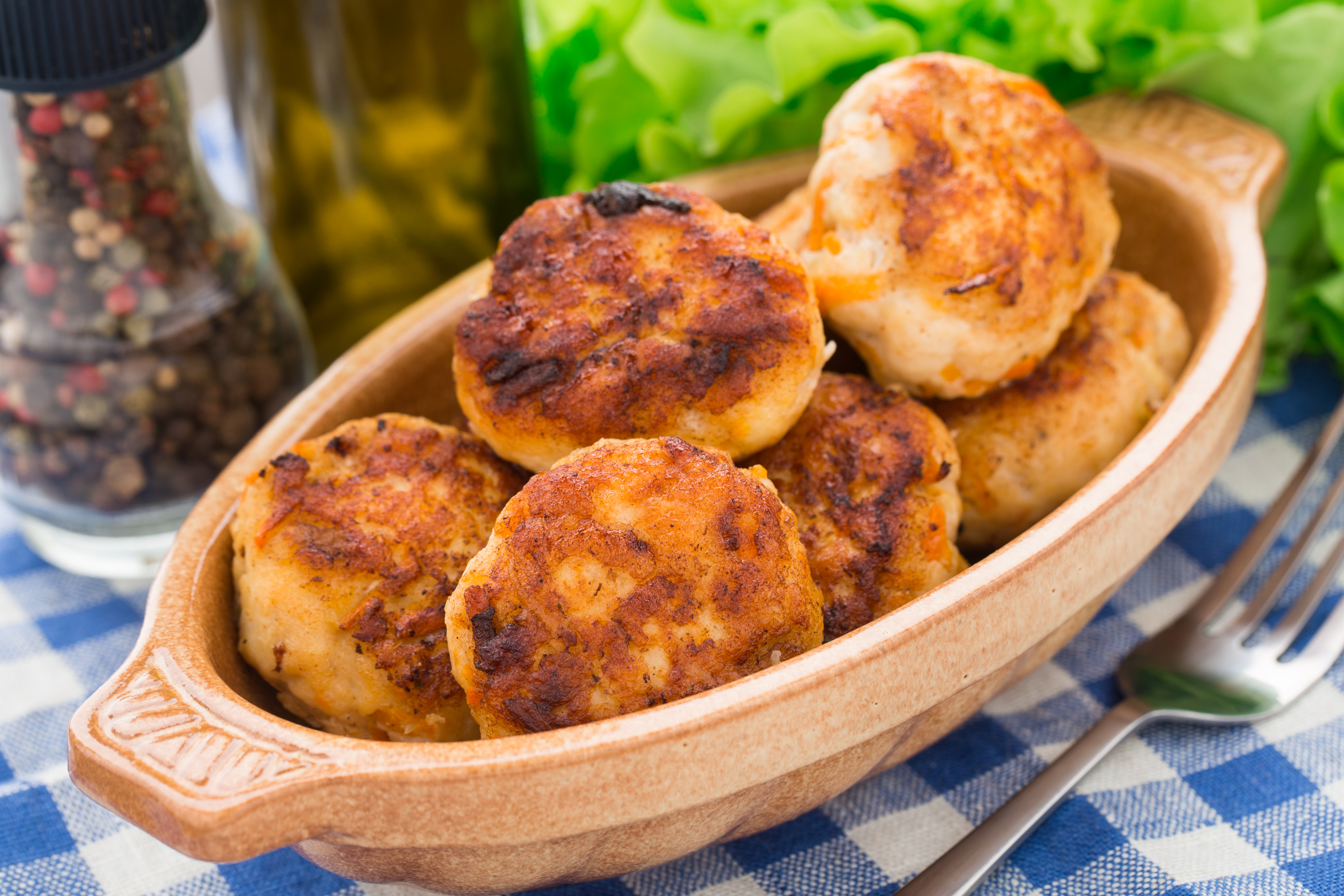 6-7 frikadeller i en aflang skål