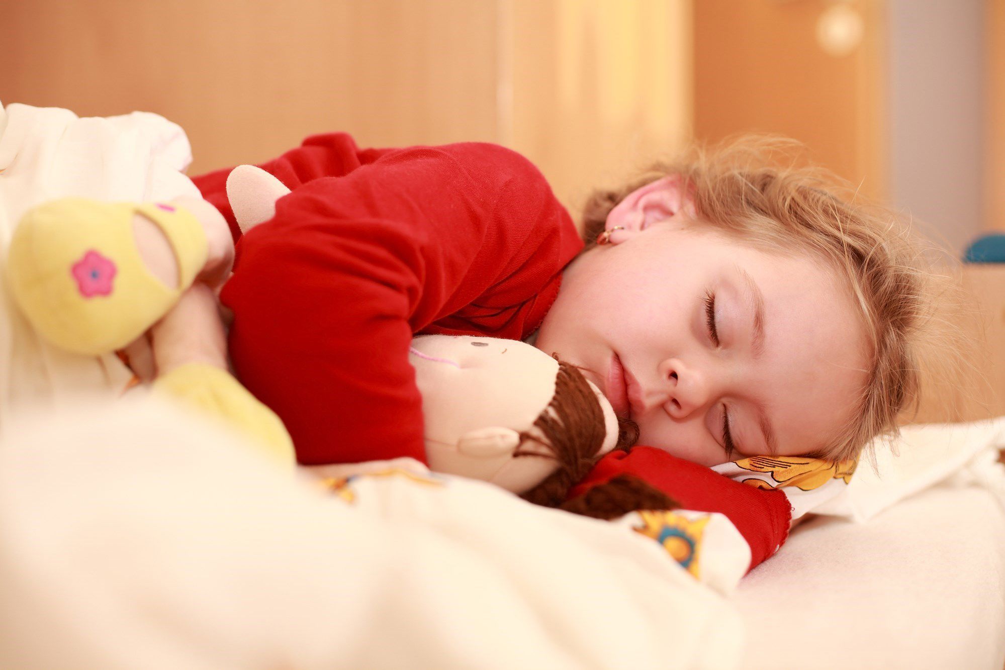 Piger sover med dukke