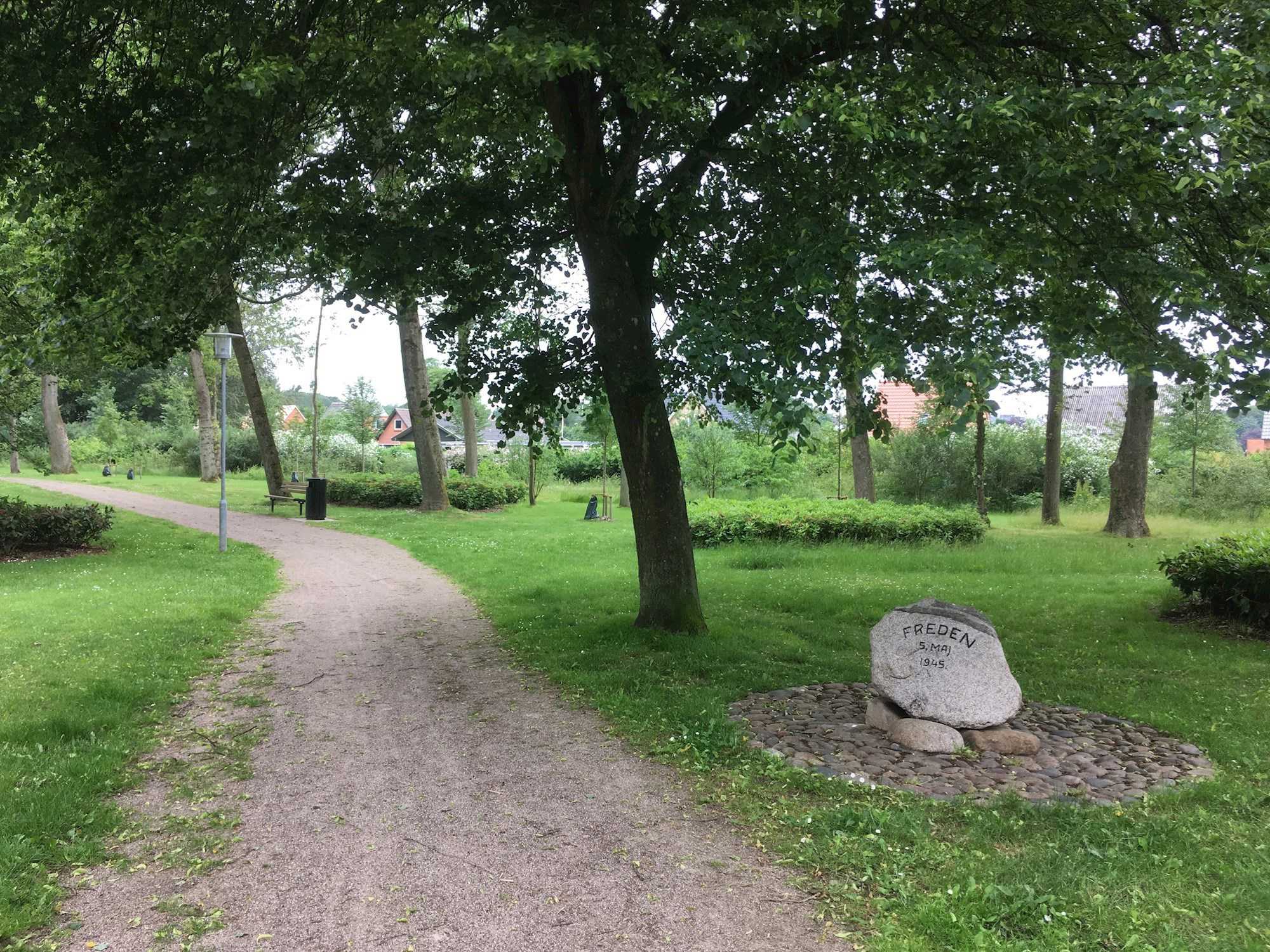 5. maj stenen i anlægget.