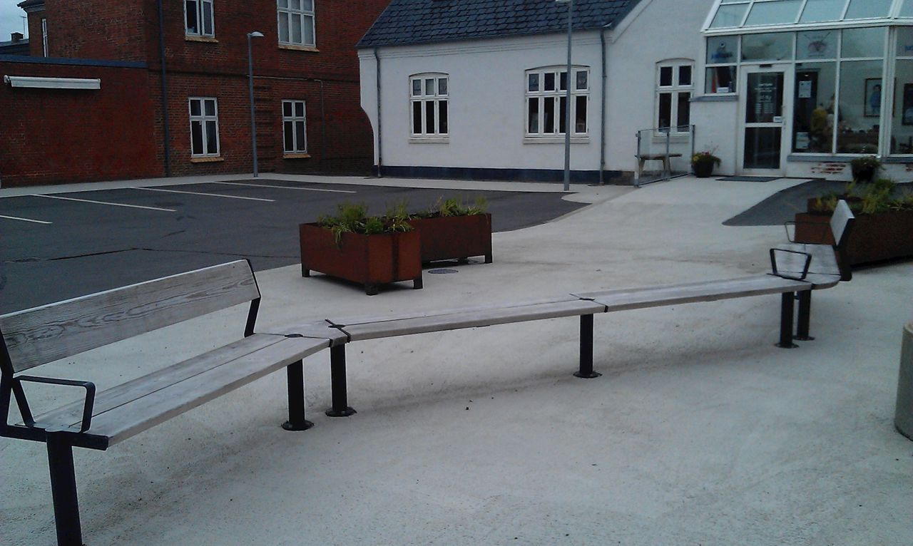 Torvet med nyt inventar.