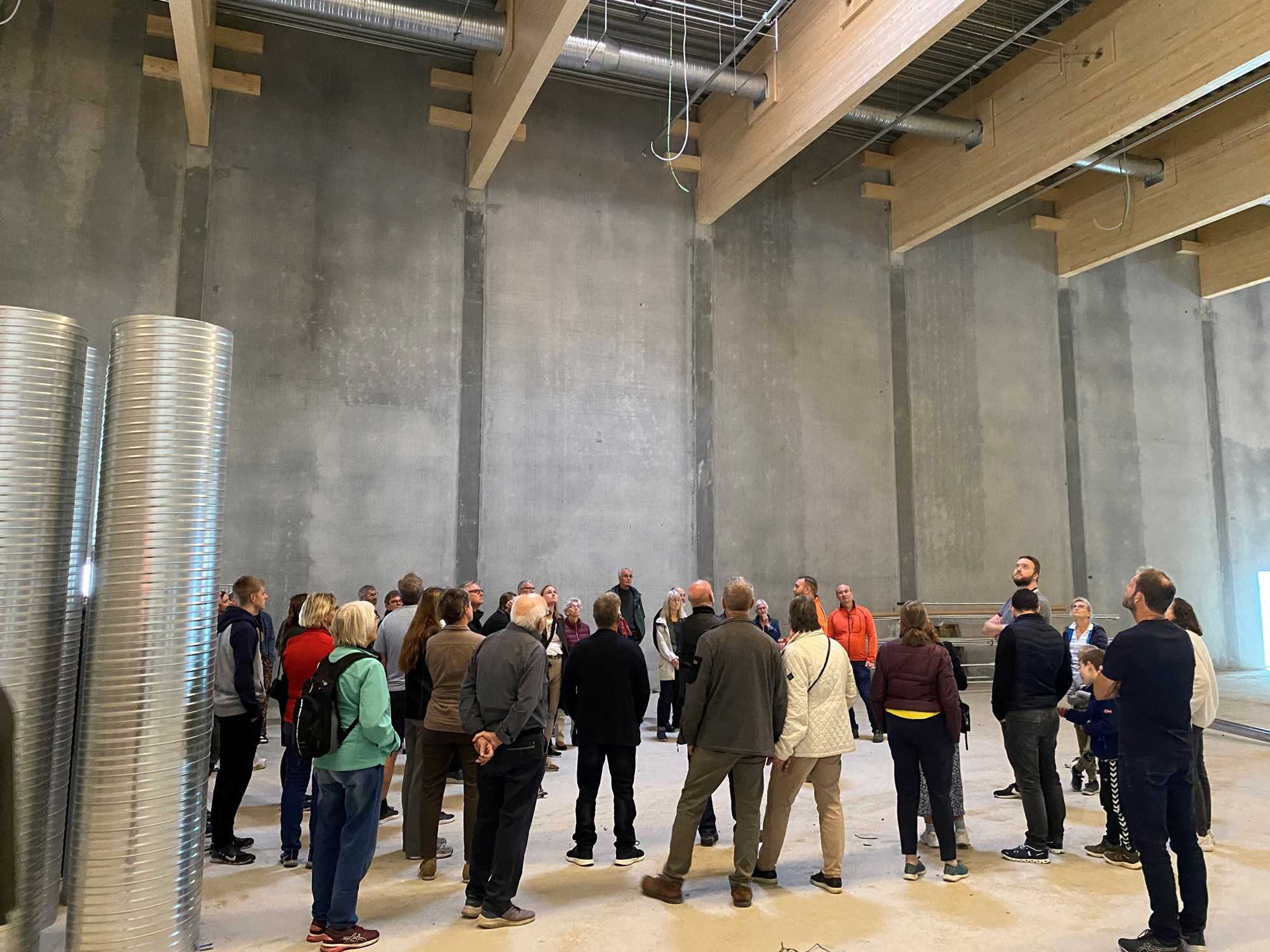 En gruppe voksne personer i et rum på Lysningen skole