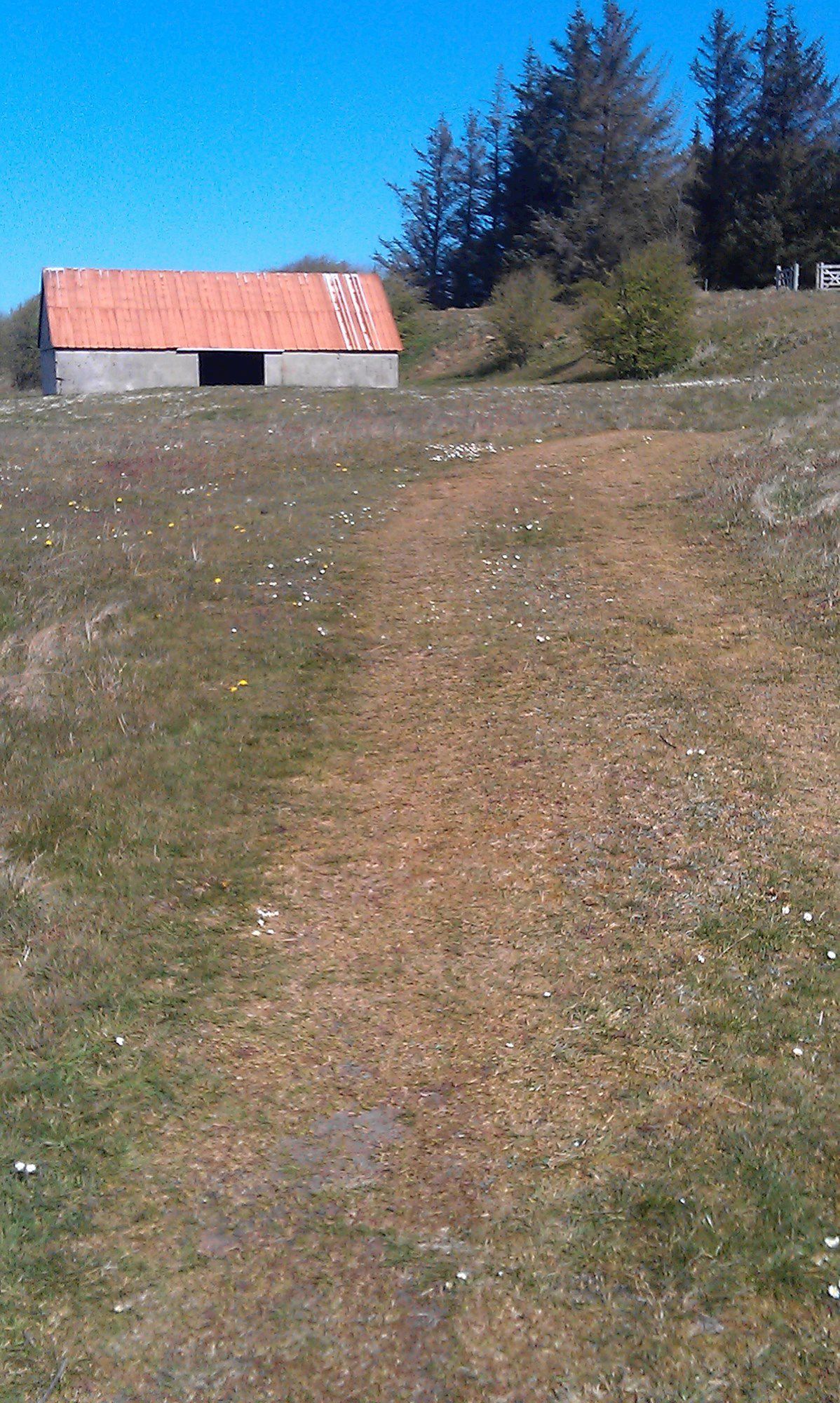 Et tidligere tanghus ses ved sporet op til sommerhusområdet og golfbanen.